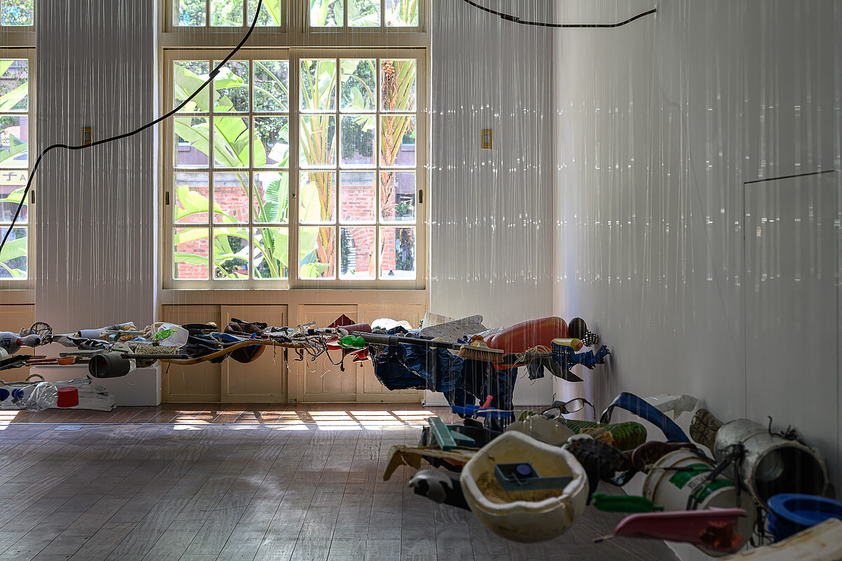 《雨霾II》以藝術家親手撿拾的海廢構築出海面景象，隨裝置律動上下起伏，物件相互撞擊，化為如午後陣雨般的聲響，喚起屬於臺灣人共同的感官記憶。｜展出現場（局部）｜當代館提供