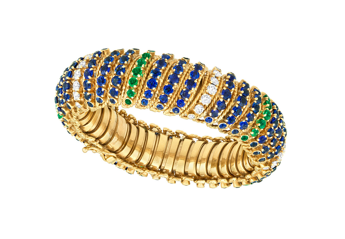 Van Cleef & Arpels 梵克雅寶 Heritage典藏系列手鐲，約1965年，黃K金、祖母綠、藍寶石、鑽石。