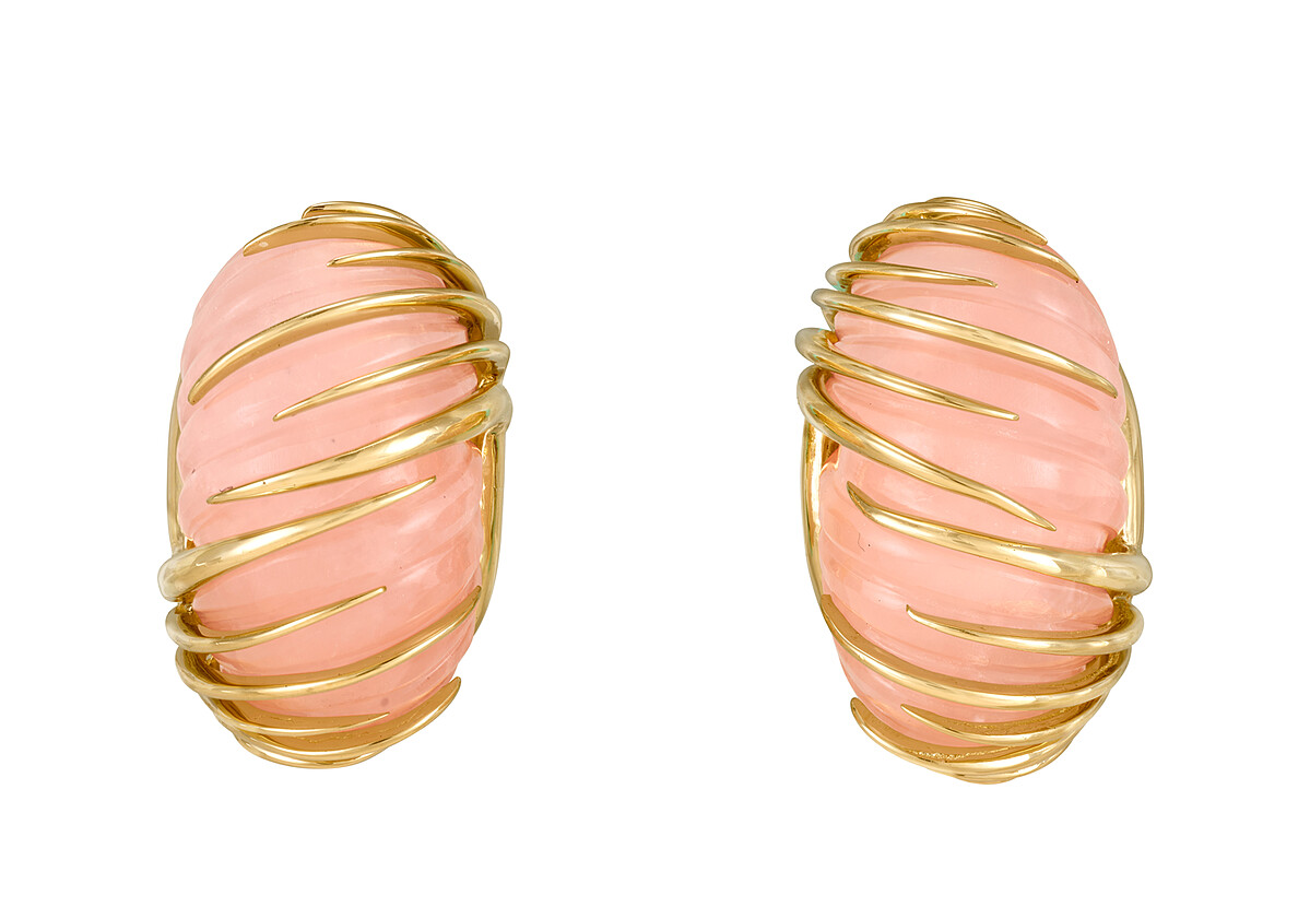 Van Cleef & Arpels 梵克雅寶 Heritage典藏系列-耳環，1971年，黃K金、玫瑰水晶。