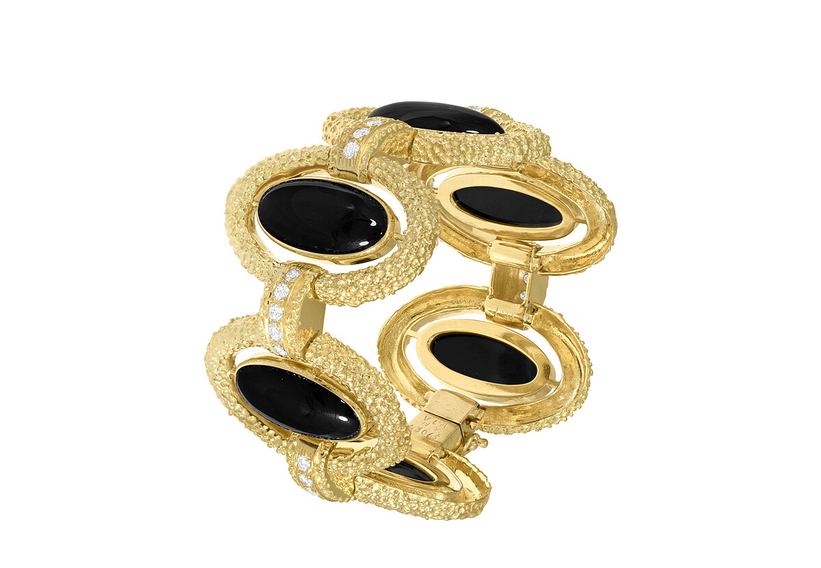 Van Cleef & Arpels 梵克雅寶 Heritage典藏系列-手鐲，1972年，黃K金、白K金、玫瑰金、縞瑪瑙、鑽石。