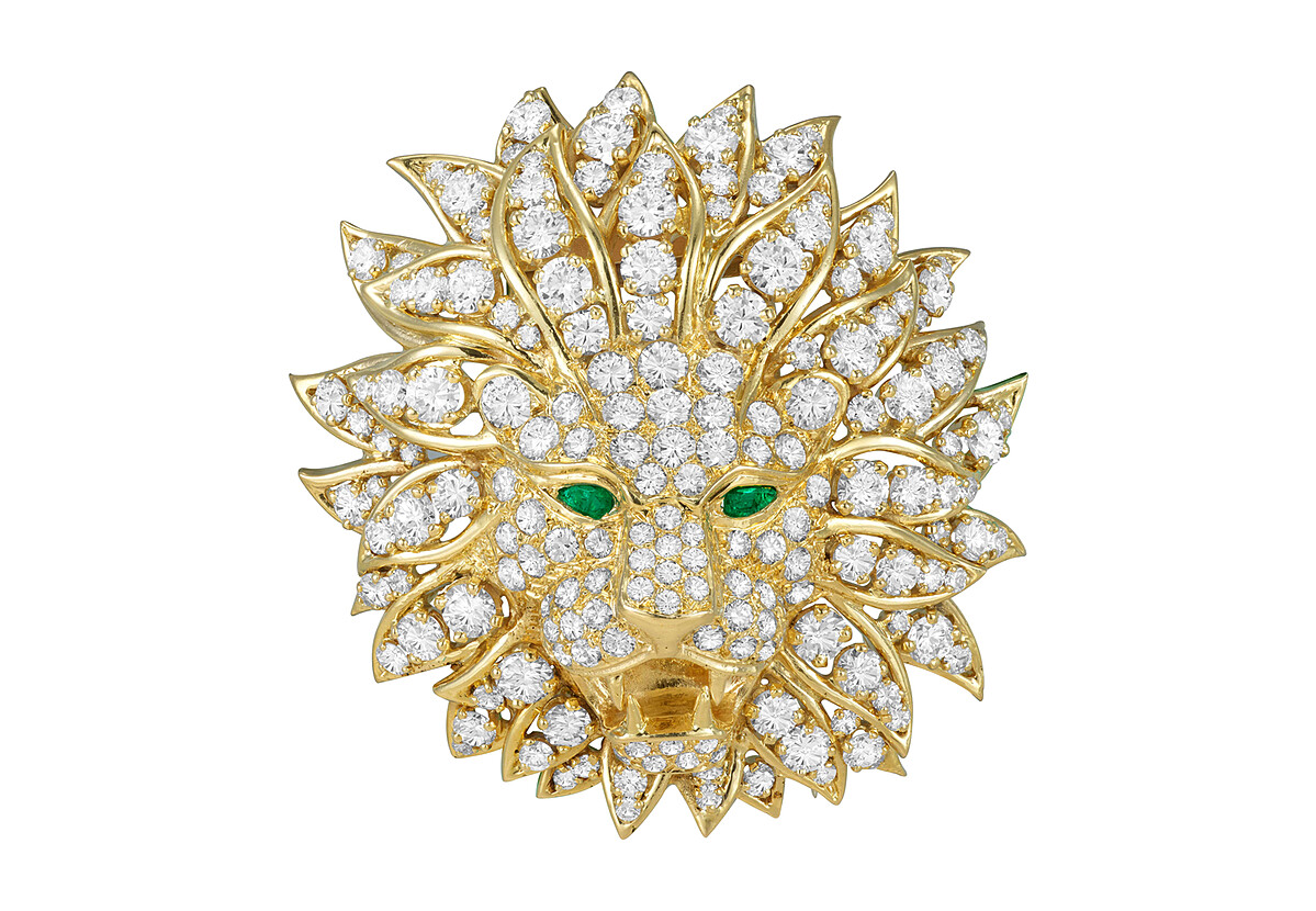 Van Cleef & Arpels 梵克雅寶 Heritage典藏系列-Lion &eacute;chevel&eacute;可轉換式胸針，1976年，黃K金、祖母綠、鑽石。