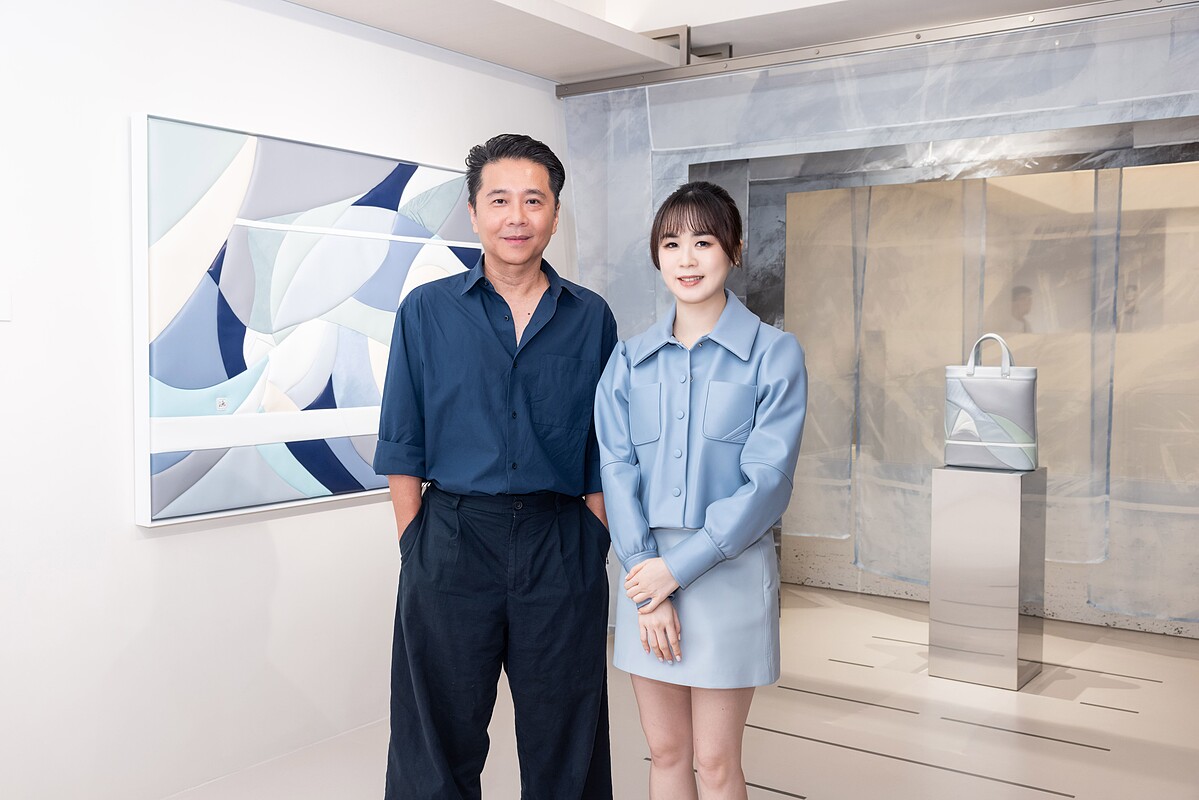 皮革藝術家 Grace 與獨立策展人胡朝聖合影。