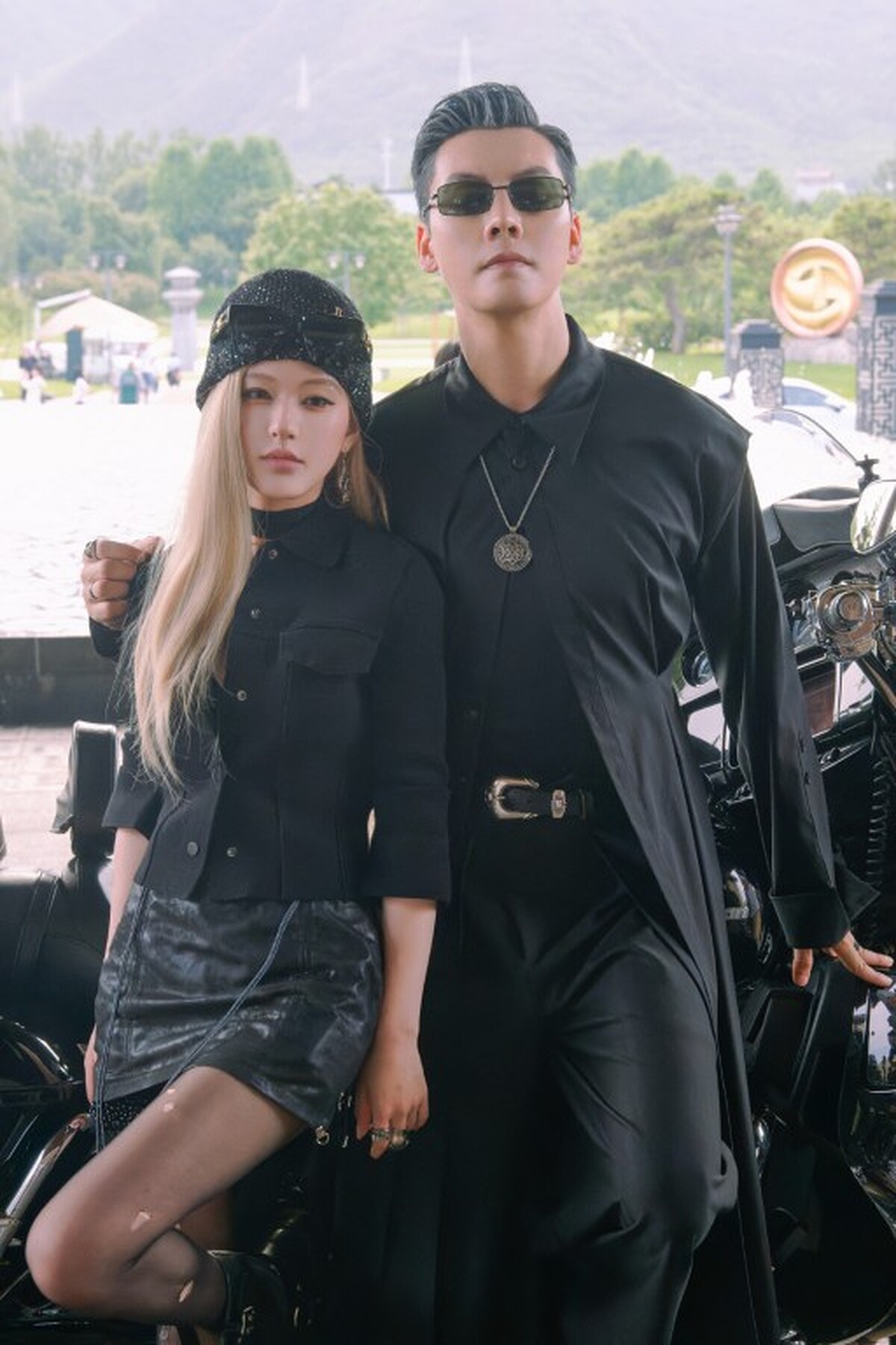 在第19集，許妍沈皓明還變裝為接近目標人物，好似像《家有喜事》常歡與何里玉致敬。