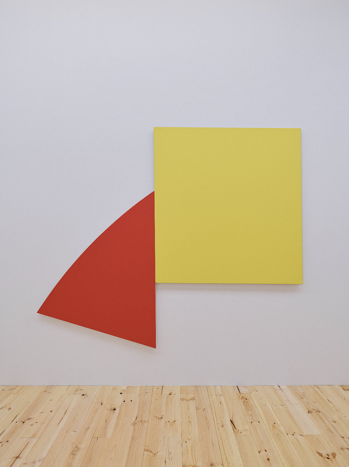 本季秀場首先映入眼簾的就是來自於美國藝術家Ellsworth Kelly 的作品《Yellow Panel with Red Curve》（1989）。