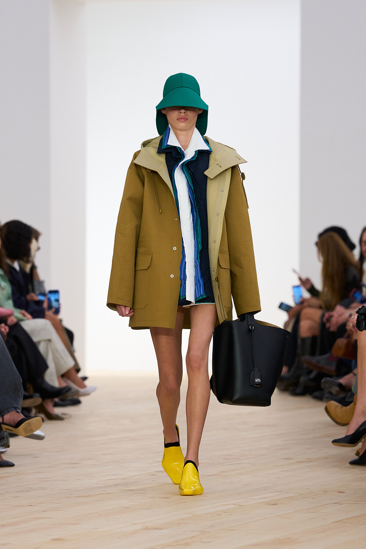 LoeweSS26系列造型。