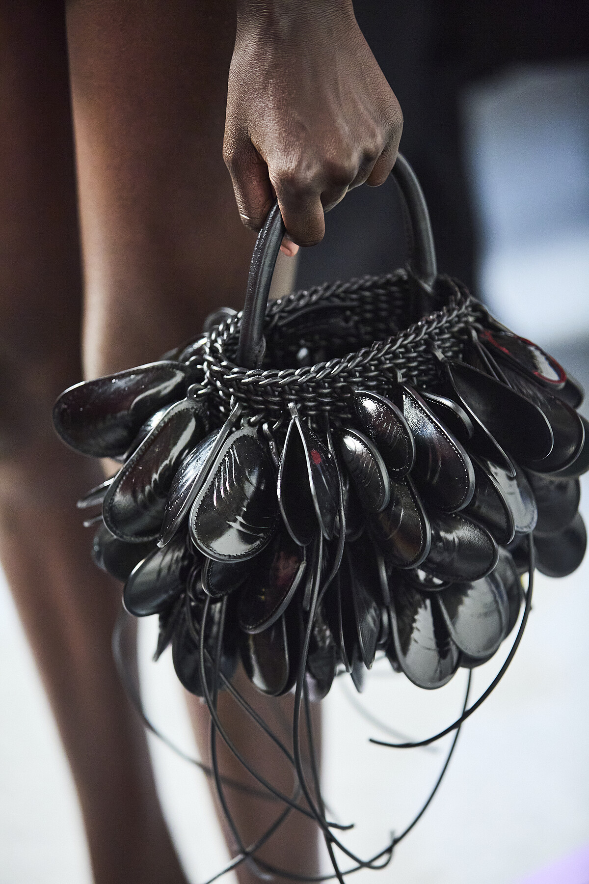 LoeweSS26系列有一個令人驚豔的淡菜包款，非常的吸睛，以及有趣。