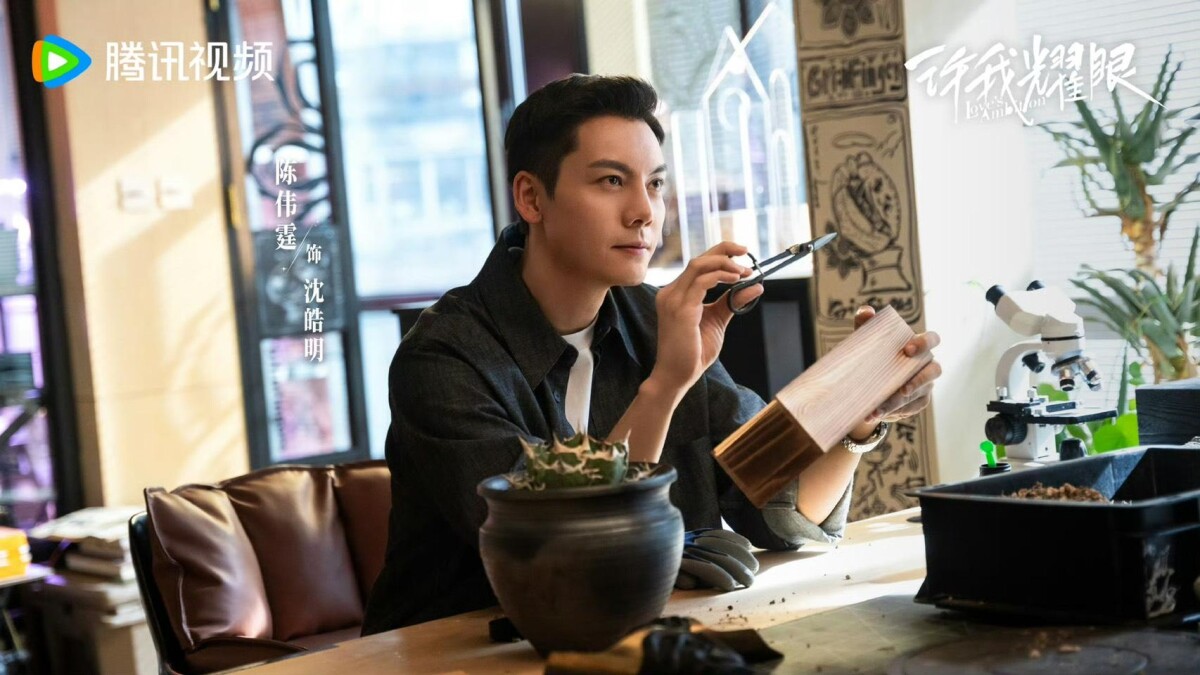 陳偉霆稱讚趙露思工作非常認真。