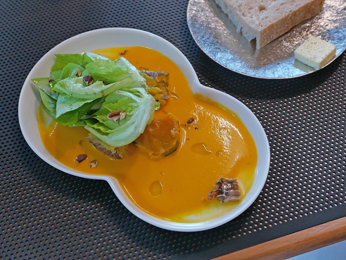 沙拉以胡蘿蔔、蜂巢蜜為重點食材。