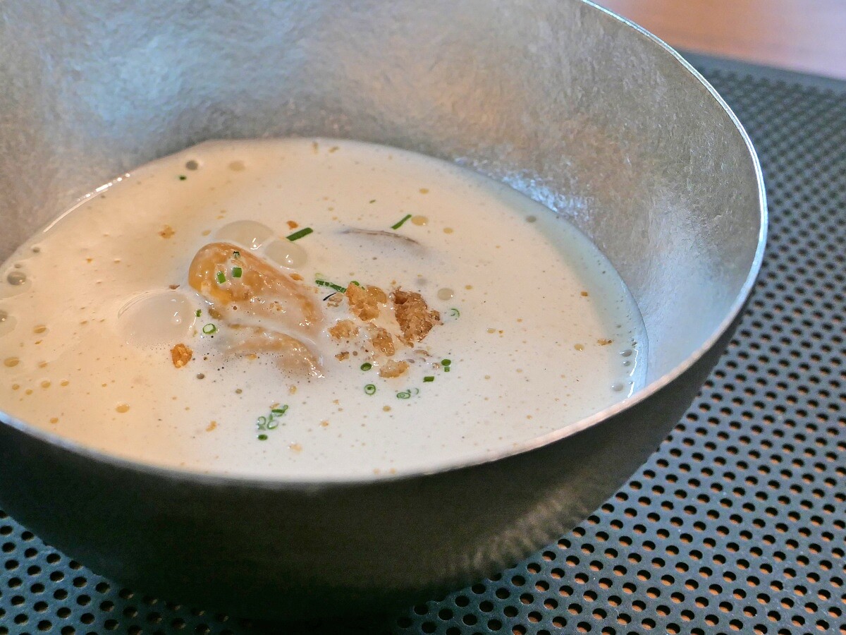 湯品則以淡菜熬煮成濃湯。