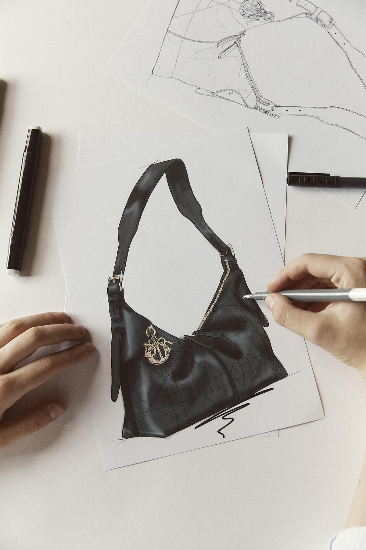 Dior 再一次把歷史轉化為當代語言，以柔軟的形態與自由的姿態隆重推出2026 早春度假系列全新包款 Dior Voyage。