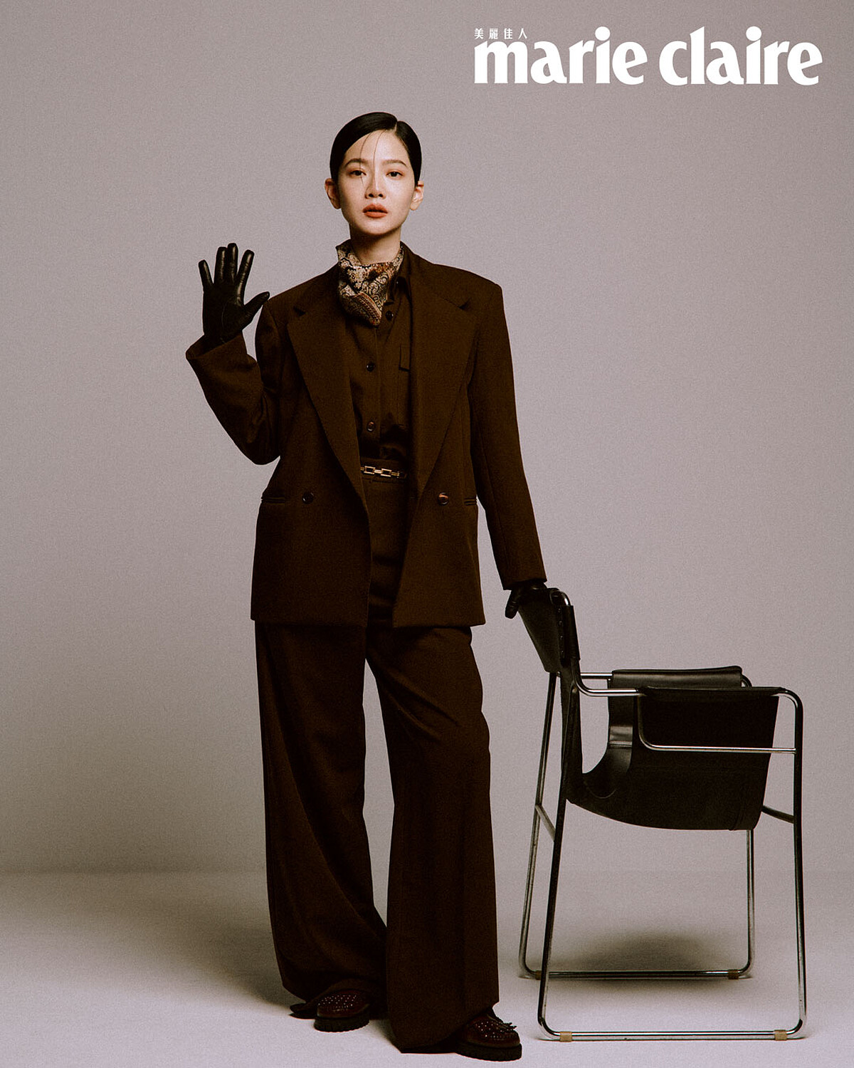 巧克力棕羊毛雙排釦西裝、巧克力棕羊毛襯衫、米色印花絲巾、鉚釘裝飾樂福鞋、金屬腰帶、皮革手套，all by Weekend Max Mara。