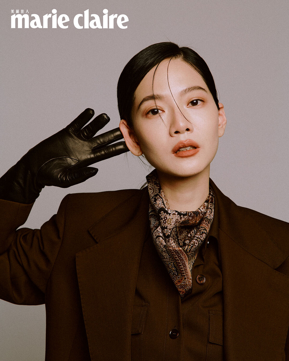 巧克力棕羊毛雙排釦西裝、巧克力棕羊毛襯衫、米色印花絲巾、鉚釘裝飾樂福鞋、金屬腰帶、皮革手套，all by Weekend Max Mara。