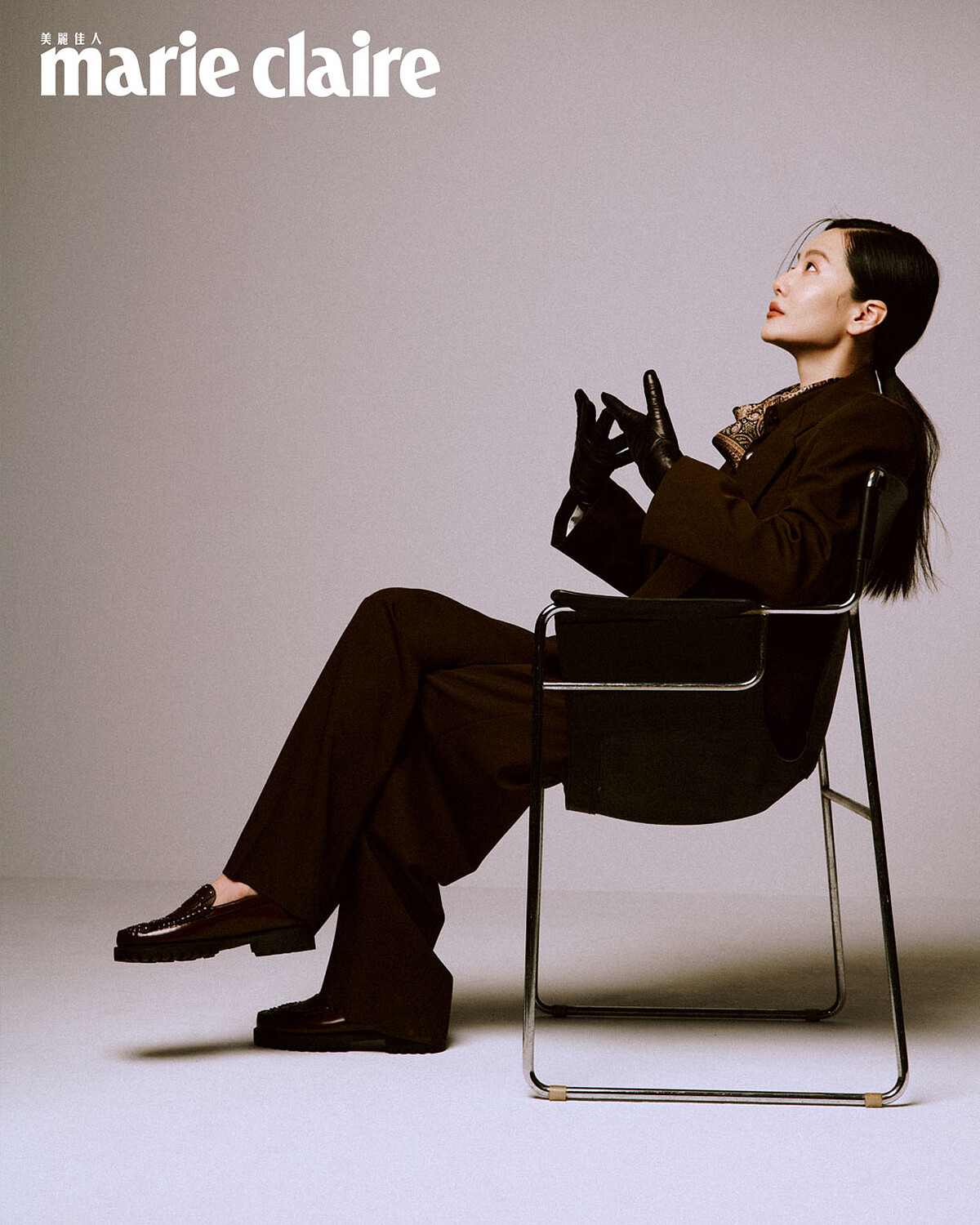 巧克力棕羊毛雙排釦西裝、巧克力棕羊毛襯衫、米色印花絲巾、鉚釘裝飾樂福鞋、金屬腰帶、皮革手套，all by Weekend Max Mara。