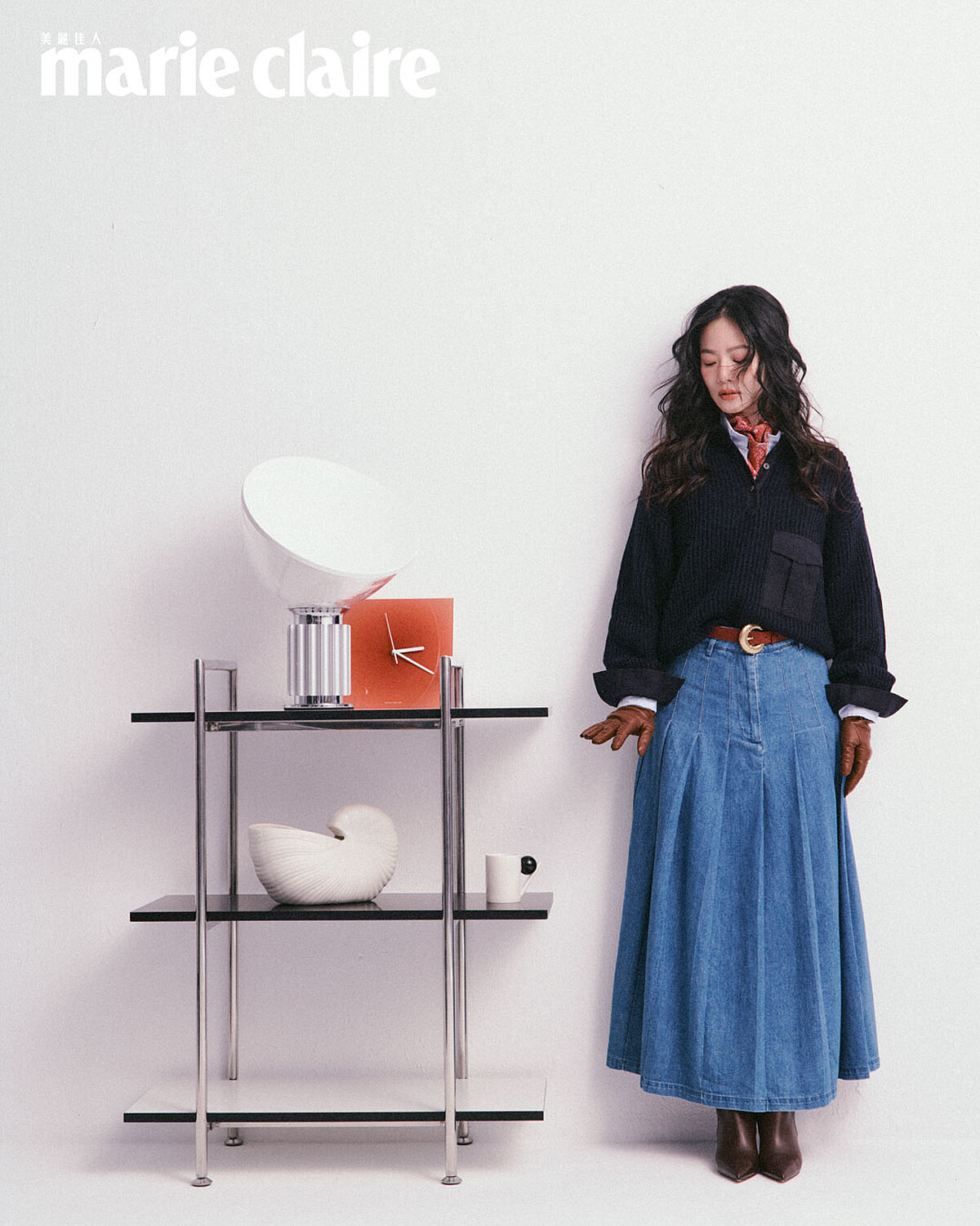 深藍色初剪羊毛Polo衫、淺藍色百褶設計襯衫、丹寧百褶長裙、紅紫色印花絲巾、皮革長靴、金色扣環腰帶、皮革手套，all by Weekend Max Mara。