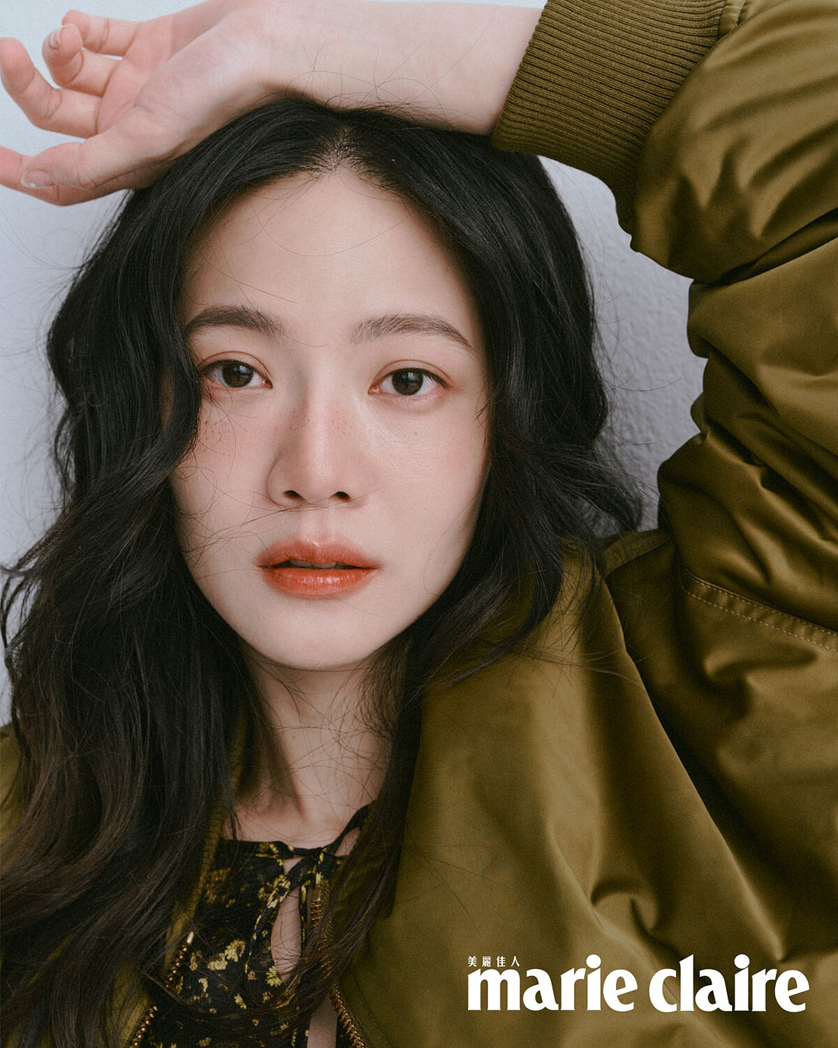 軍綠色夾克、印花洋裝，all by Michael Kors；高根踝靴，Tod&rsquo;s。