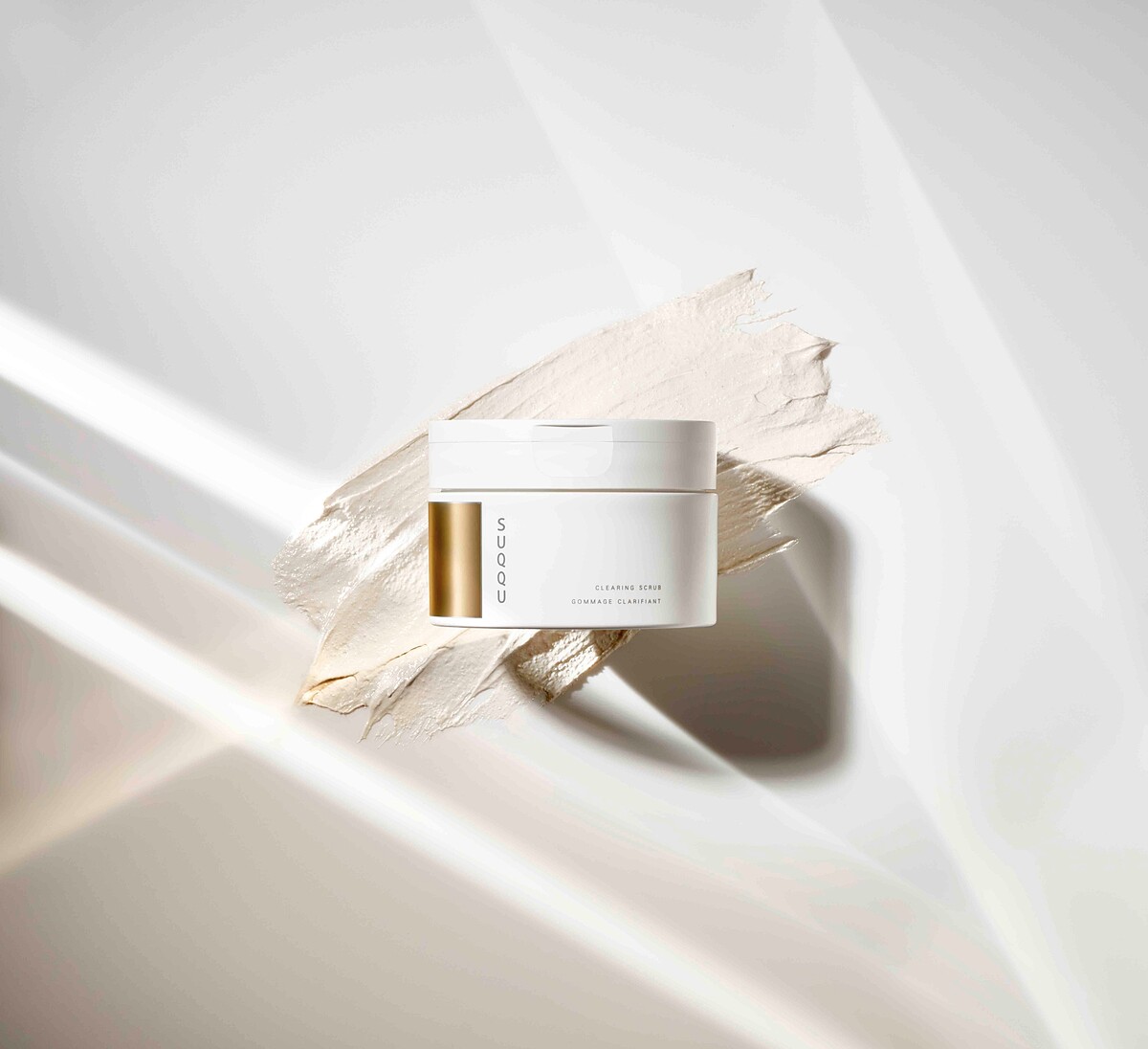 SUQQU潔淨煥顏磨砂膏情境圖。
