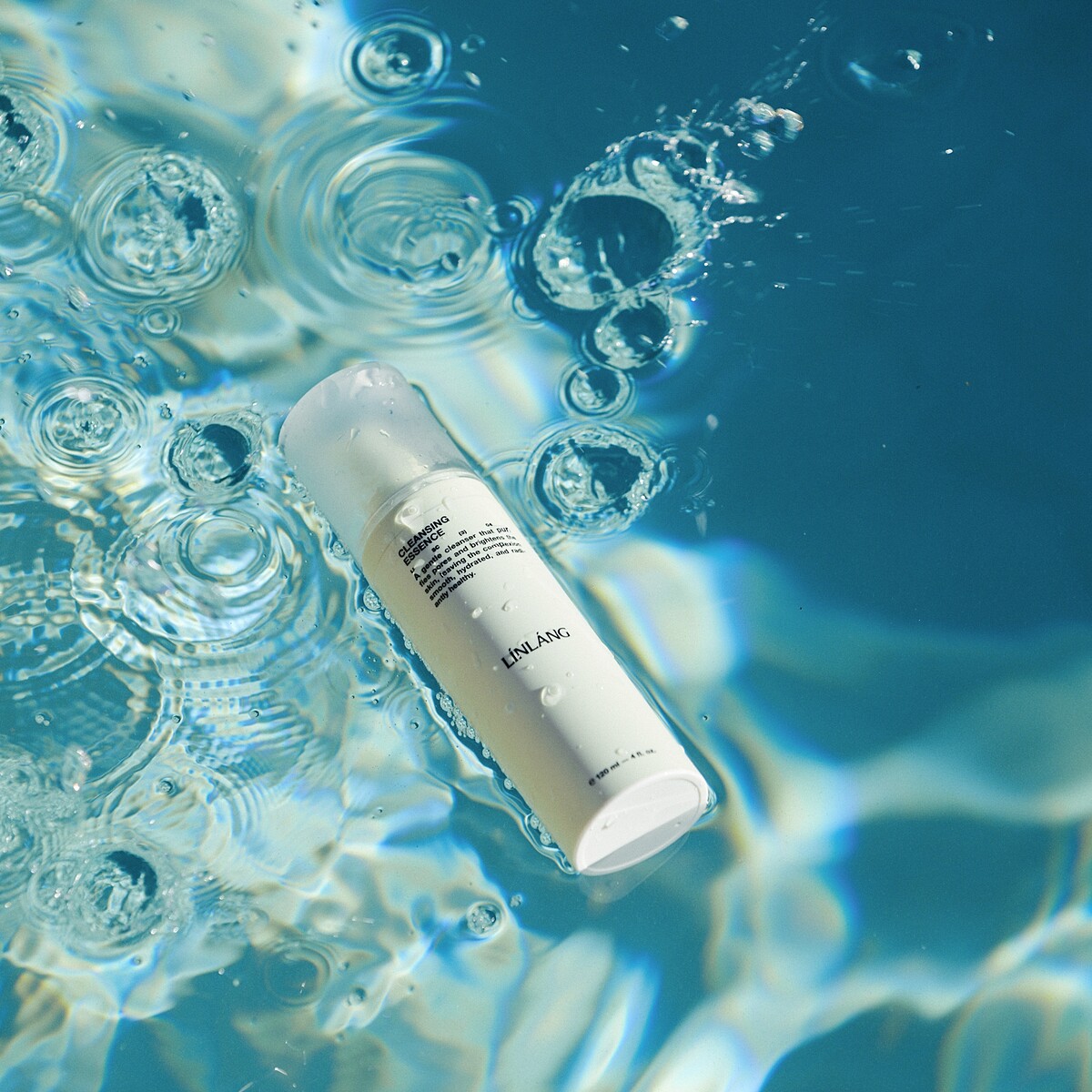 LINLANG深海極萃潔顏露情境圖。