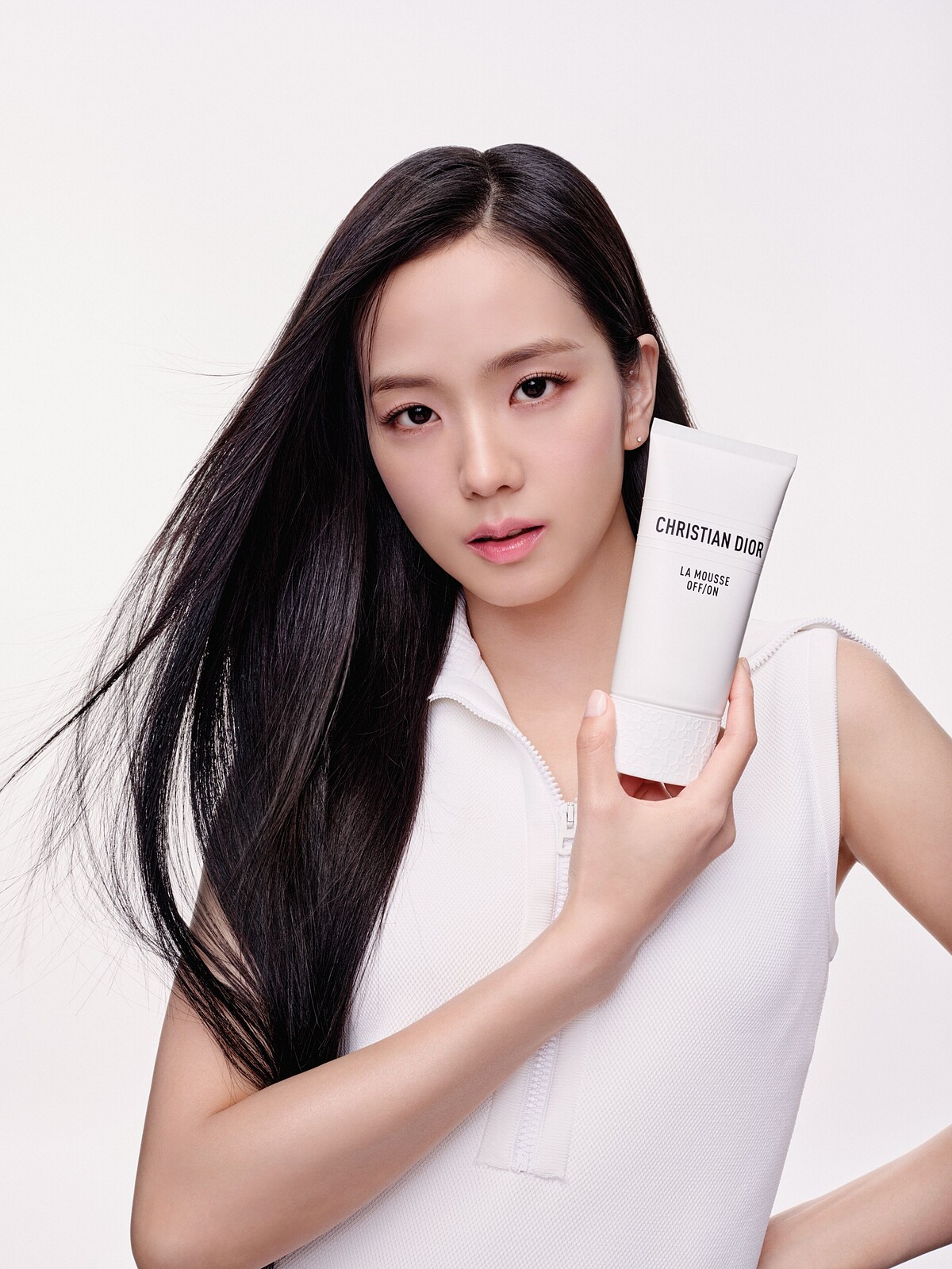 Dior迪奧全球品牌大使智秀Jisoo演繹迪奧極淨舒緩潔顏慕斯。