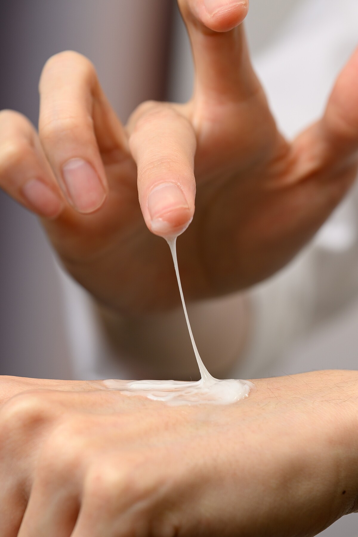 KANEBO保濕緻潤洗顏皂霜Ⅱ含有舒柔彈潤保濕精粹，是濃郁到可牽絲的配方。