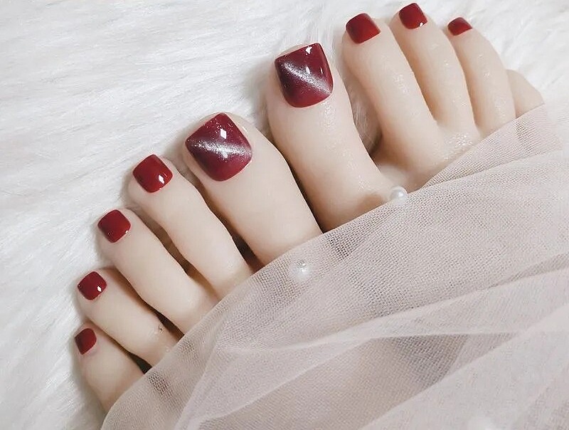 酒紅閃耀貓眼腳美甲(Photo/小紅書@小红薯10F9B579)。