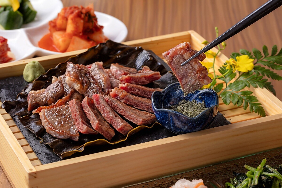 可沾取海苔鹽食用。