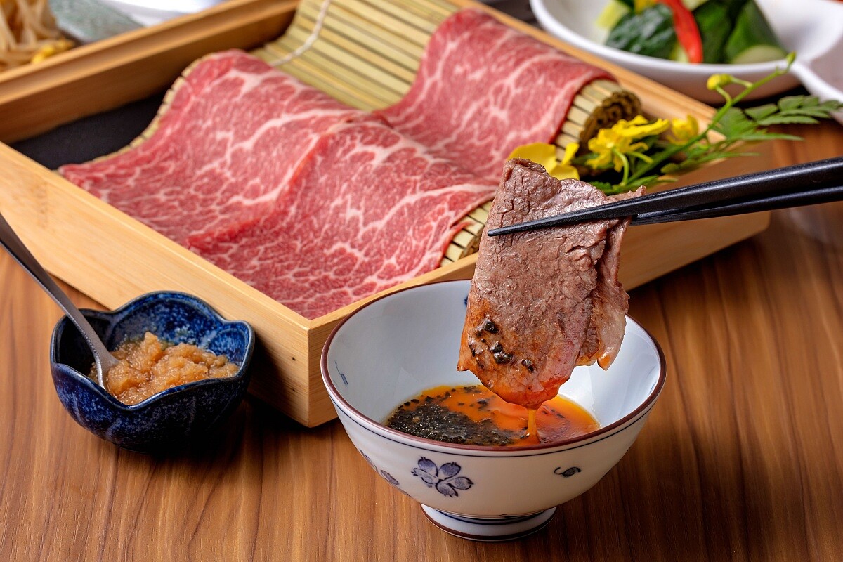 「和風月見牛五花」，可沾取斯松露蛋黃醬使用。