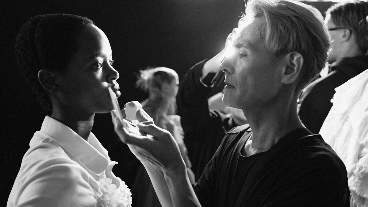 【與大師對談】彩妝大師打出角康專訪：「不完美的美學」與AI時代的化妝哲學