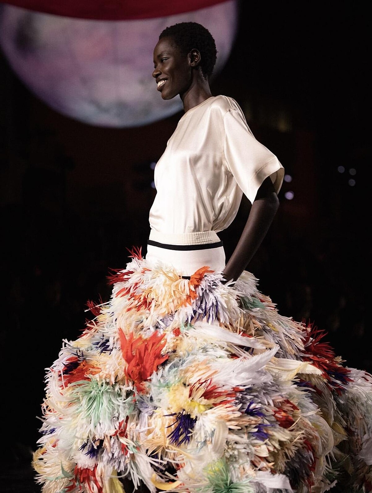 巴黎時裝週的壓軸大秀就是新任藝術總監Matthieu Blazy的首秀，當晚的閉幕超模，就是由新一代的超模Awar Odhiang負責，兩人在謝幕時於月球下相擁，感人的畫面成為本季最美的一瞬。