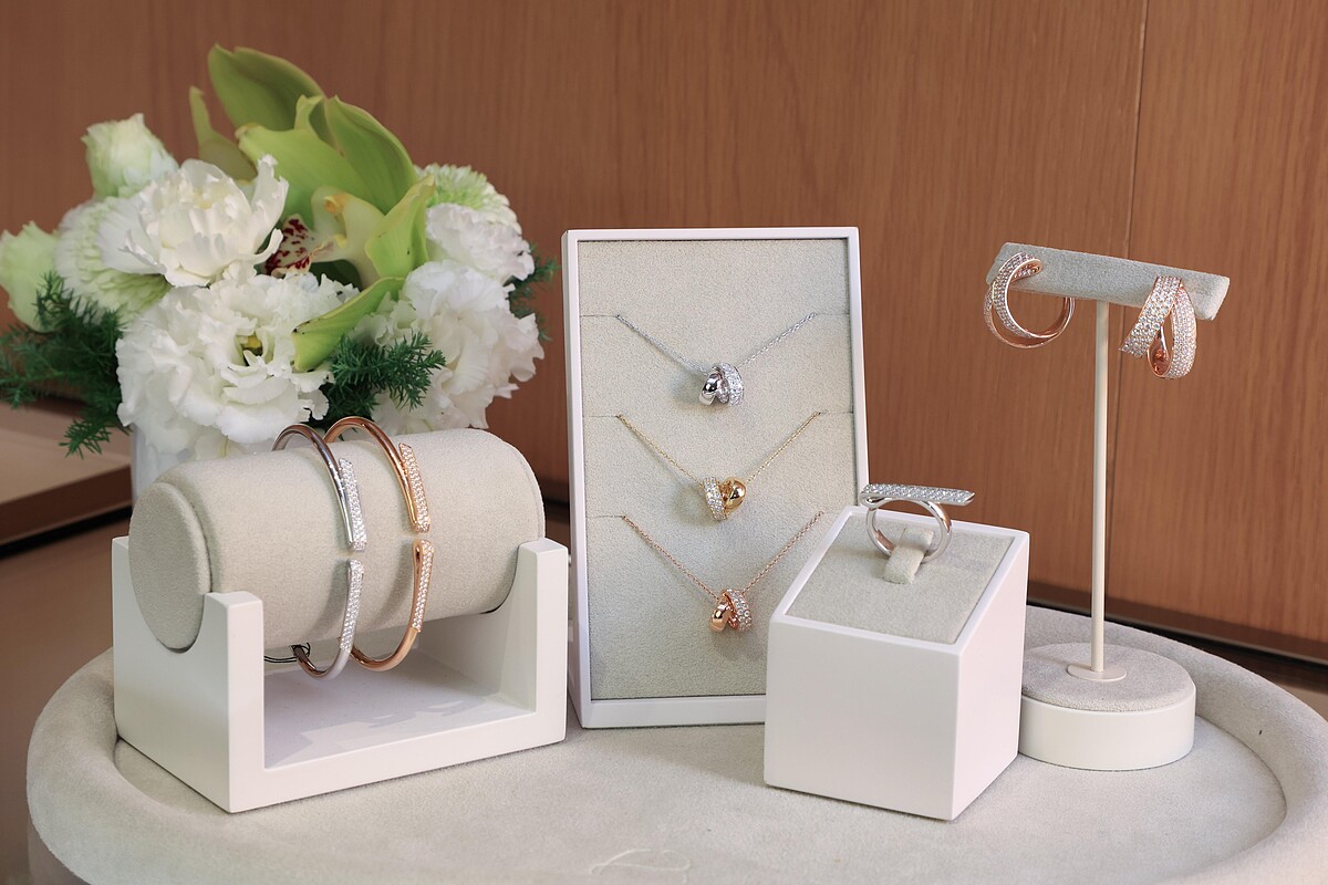 Hearts On Fire 微風信義精品店以「品味寓所」概念重塑整修揭幕，為品牌形象帶來明亮摩登的嶄新氣息，同時帶來全新設計系列珠寶：INSIDE/OUT。