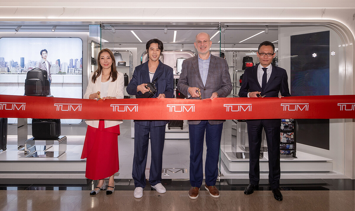 開幕嘉賓剪綵（由左至右）TUMI 香港、澳門及台灣區總經理 吳蒨頤 Katrina Wu、活動嘉賓 胡宇威 George Hu、TUMI亞太暨中東區 副總裁 Mr. Aris Maroulis、集團營運長暨台北晶華酒店董事總經理 吳偉正 Simon Wu