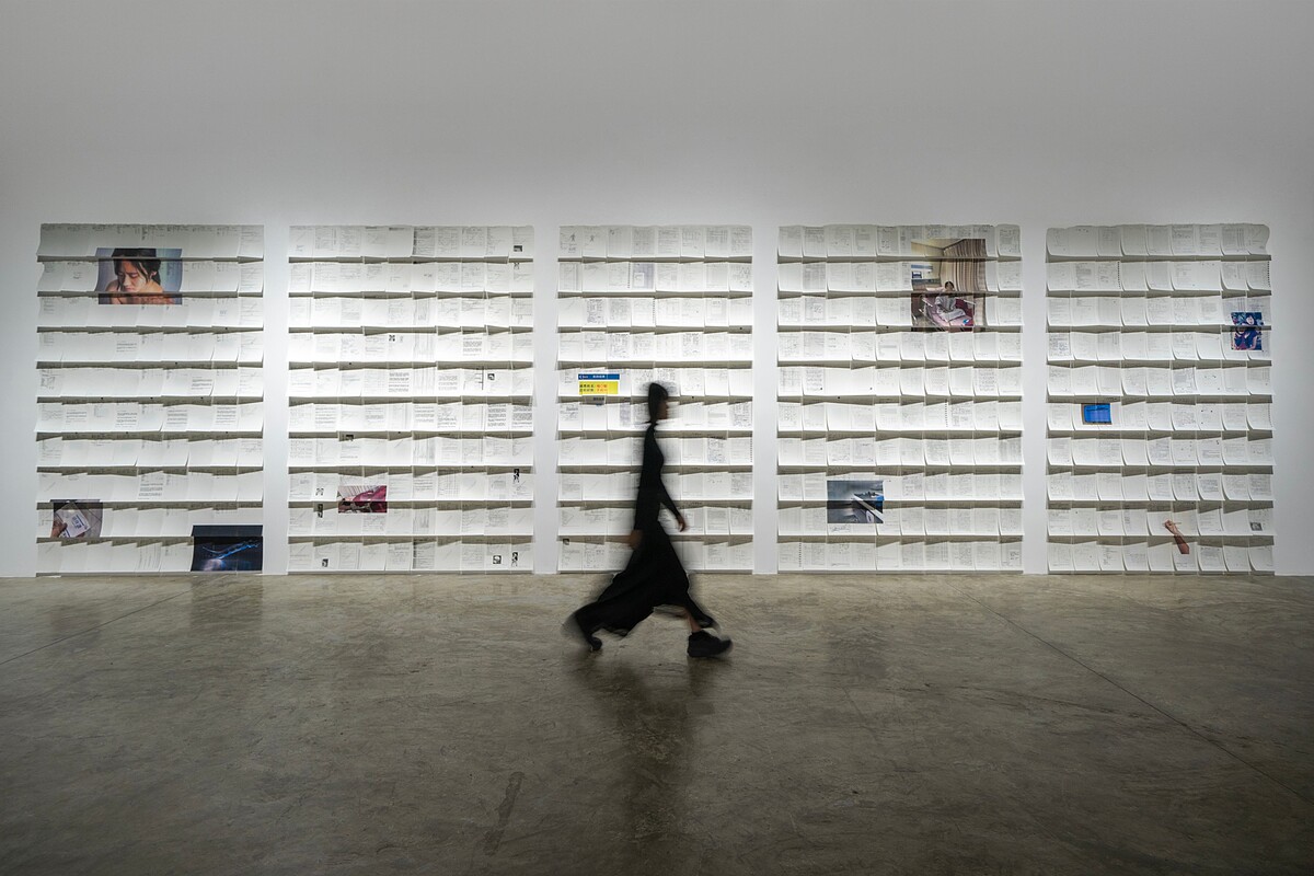 《08773545》，楊佳馨，空間裝置，紙、小號長尾夾、相片紙，一場地而定，2025｜藝術家提供