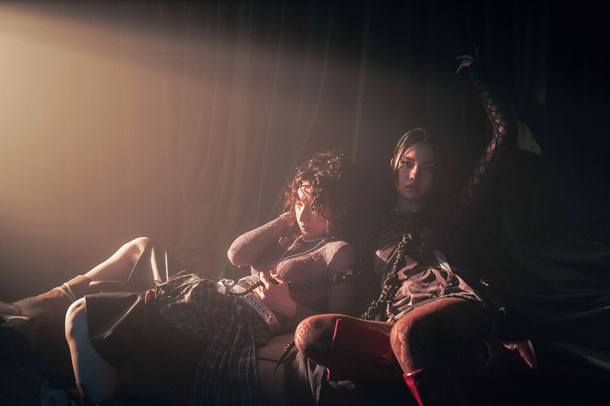 《回魂計》插曲〈Invincible〉由雙人女團「KAXA」演唱