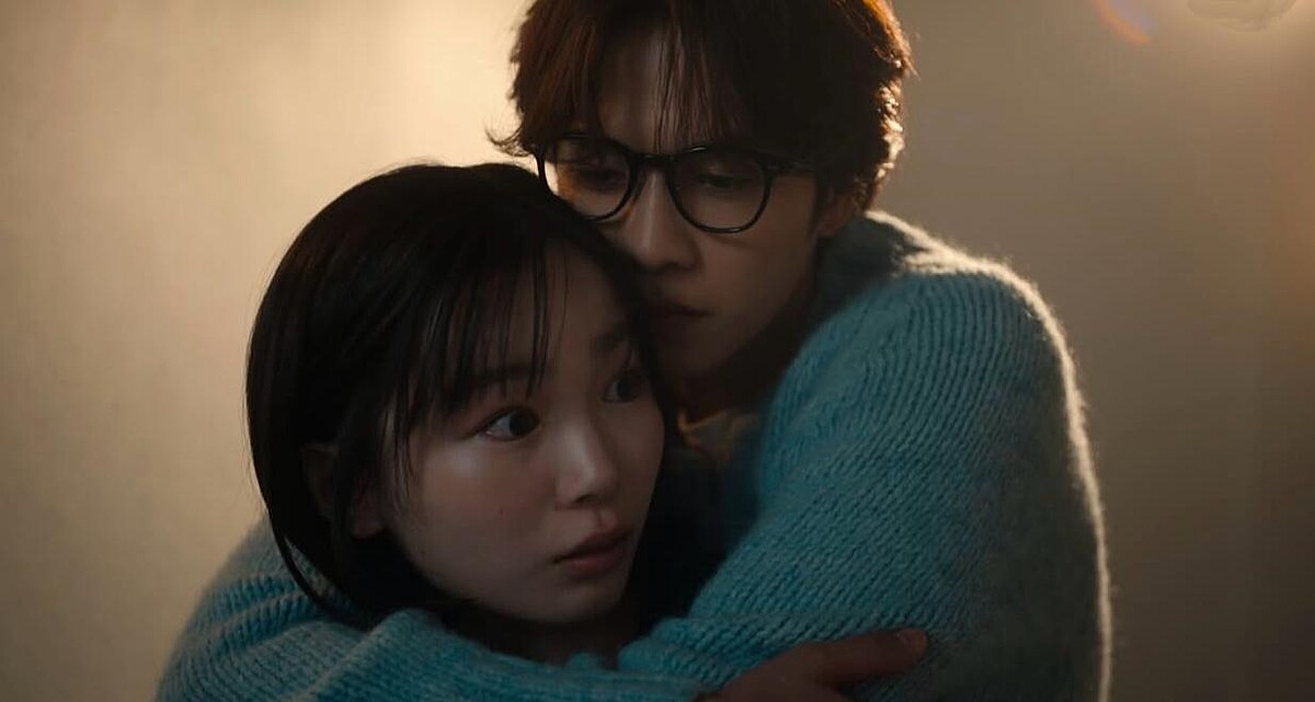 《玻璃之心》裡，戴著眼鏡的志尊淳從後抱著宮崎優，讓不少人想起木村拓哉當年在《愛情白皮書》的經典畫面。