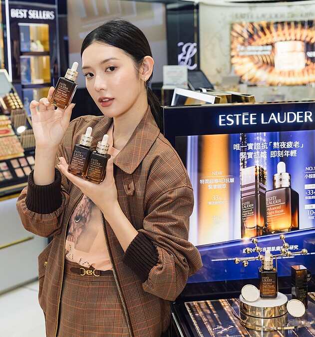 雅詩蘭黛 小棕瓶修護鐵粉組(特潤超導全方位修護露50mlx3)，NT$8,800(原價NT$13,350，66折)*不參加百貨九折活動。