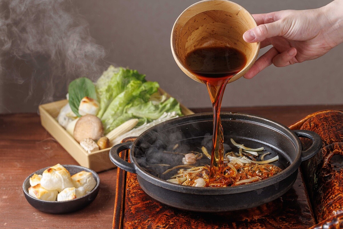 壽喜燒的靈魂在於「鹹甜平衡」的醬汁。