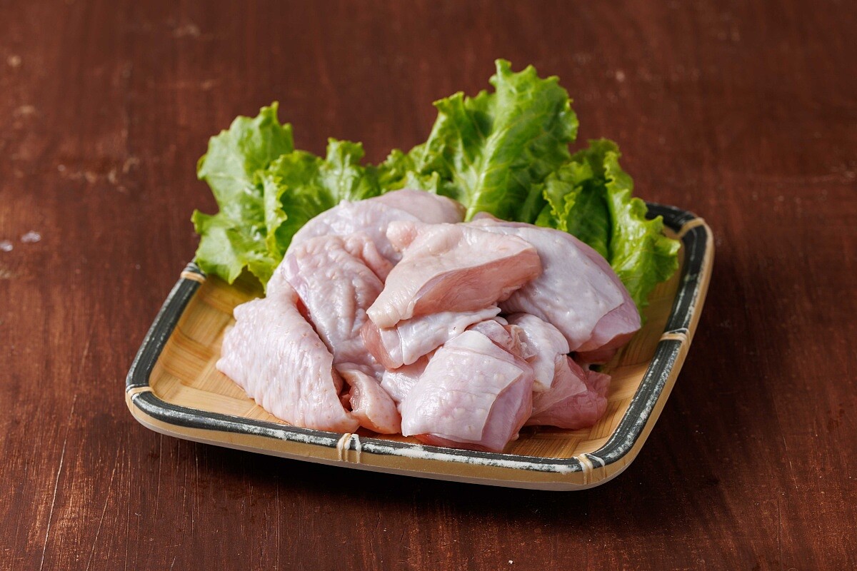 湯底以雞骨與雞皮煸香。