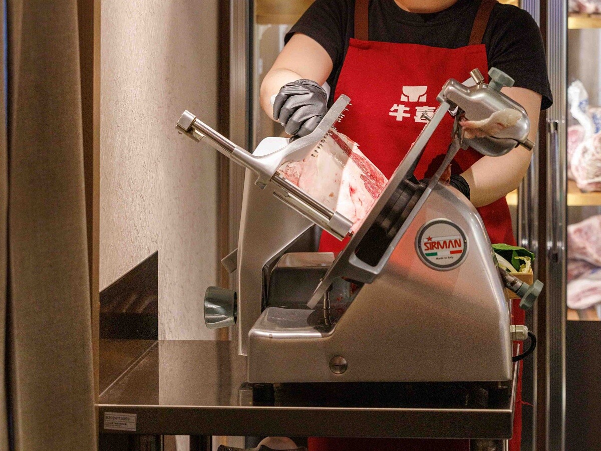 現點現切的肉品。