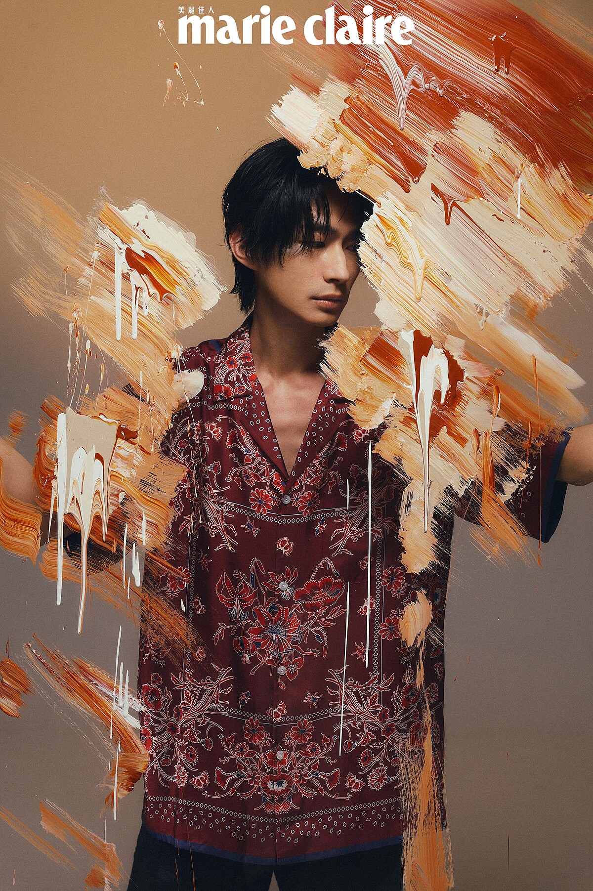 紅色印花襯衫，Gucci；黑色寬褲，Ferragamo。