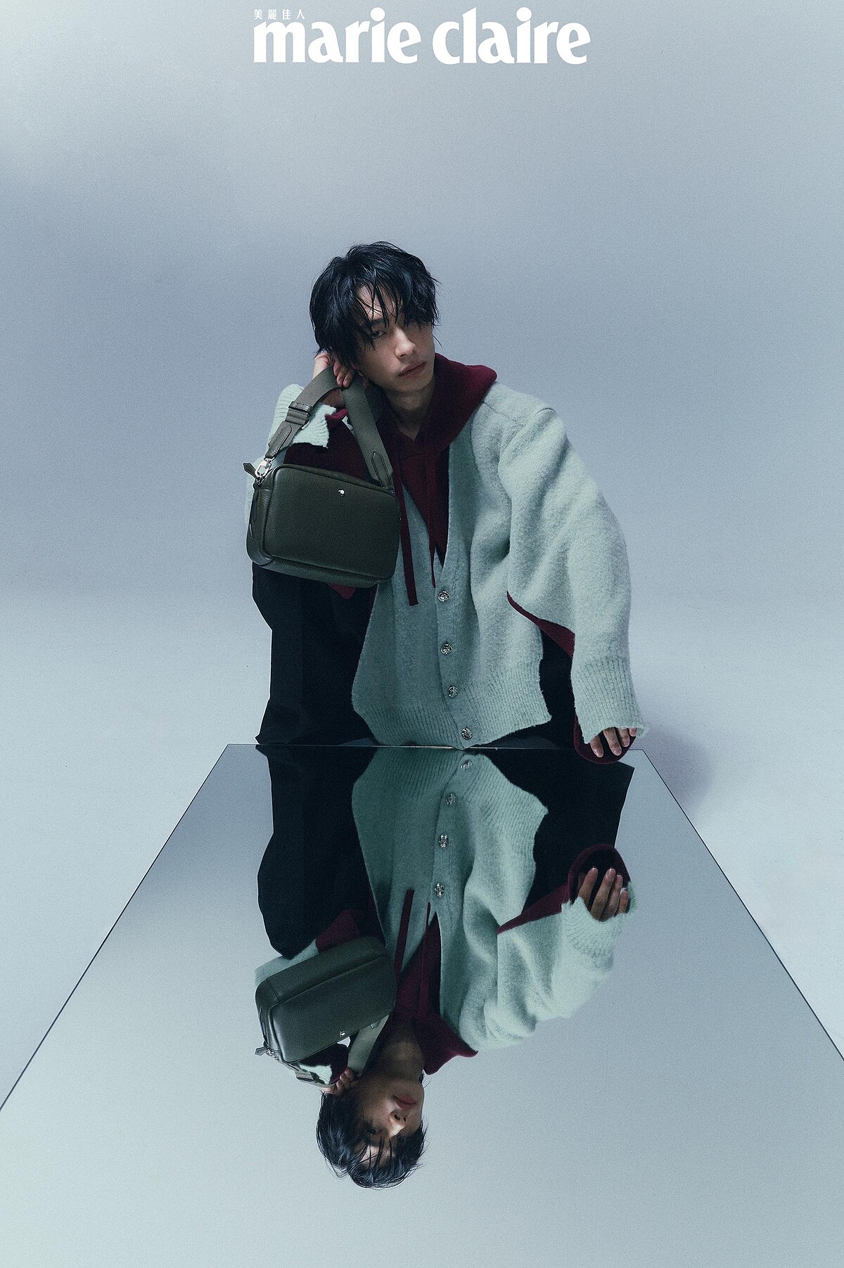 撞色連帽針織衫、黑色寬褲，both by Loewe；Grian Crossbody 斜背包，Montblanc。