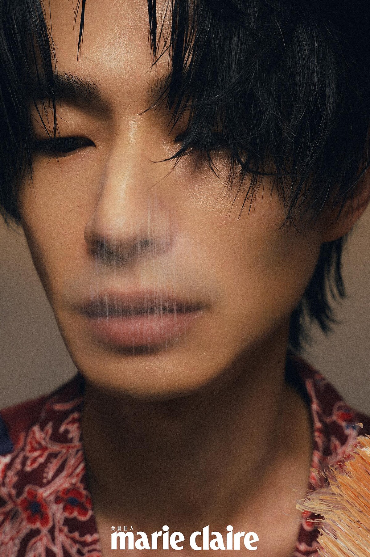 紅色印花襯衫，Gucci；黑色寬褲，Ferragamo。