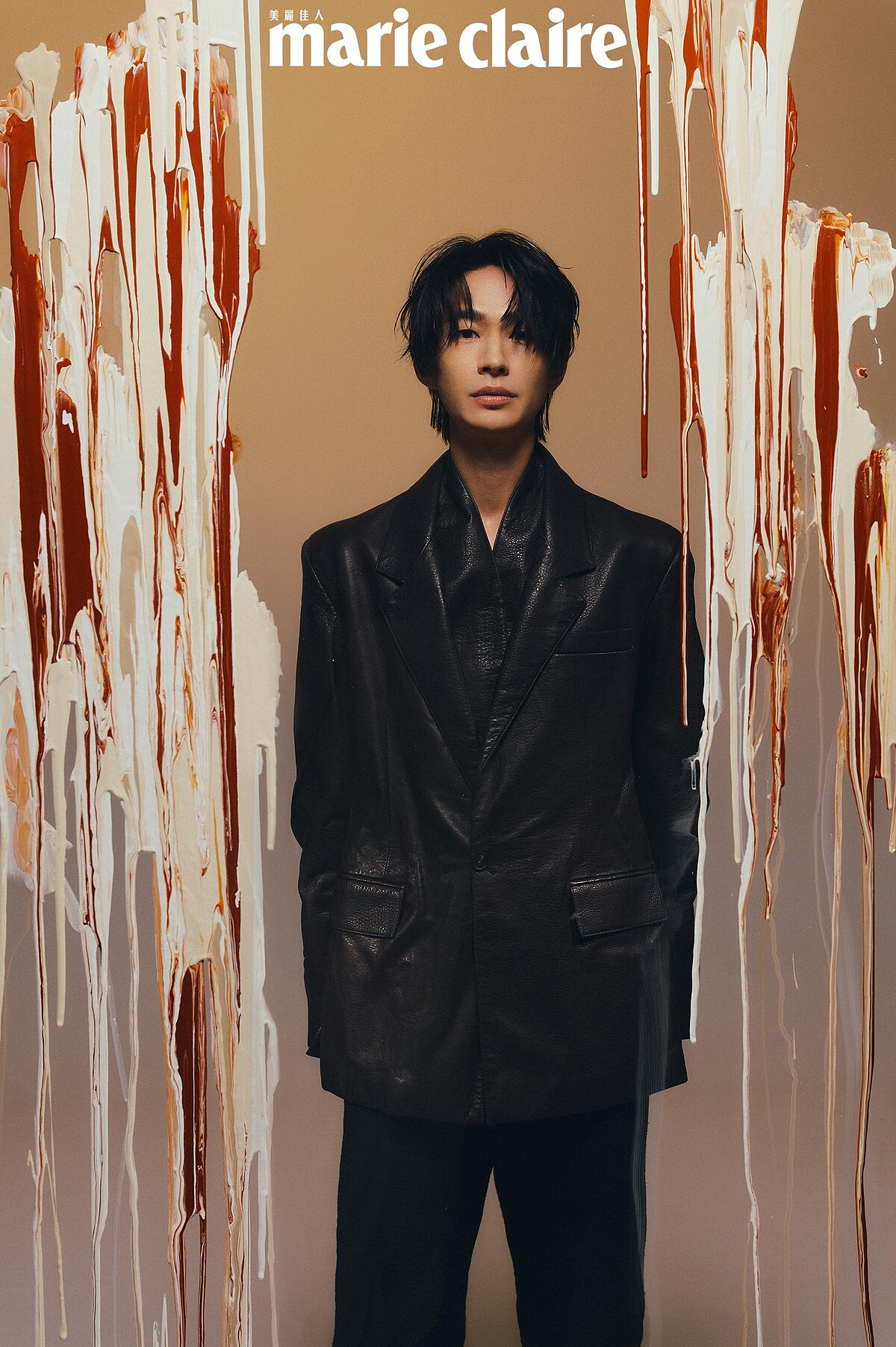 紅色印花襯衫，Gucci；黑色寬褲，Ferragamo。