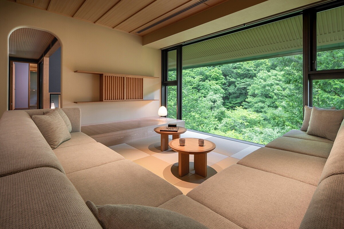 新增兩間限定豪華套房 「箱根ごこちスイート」，擁有寬敞客廳、專屬露天浴池與景觀窗景，為旅宿增添更靜謐的層次感。