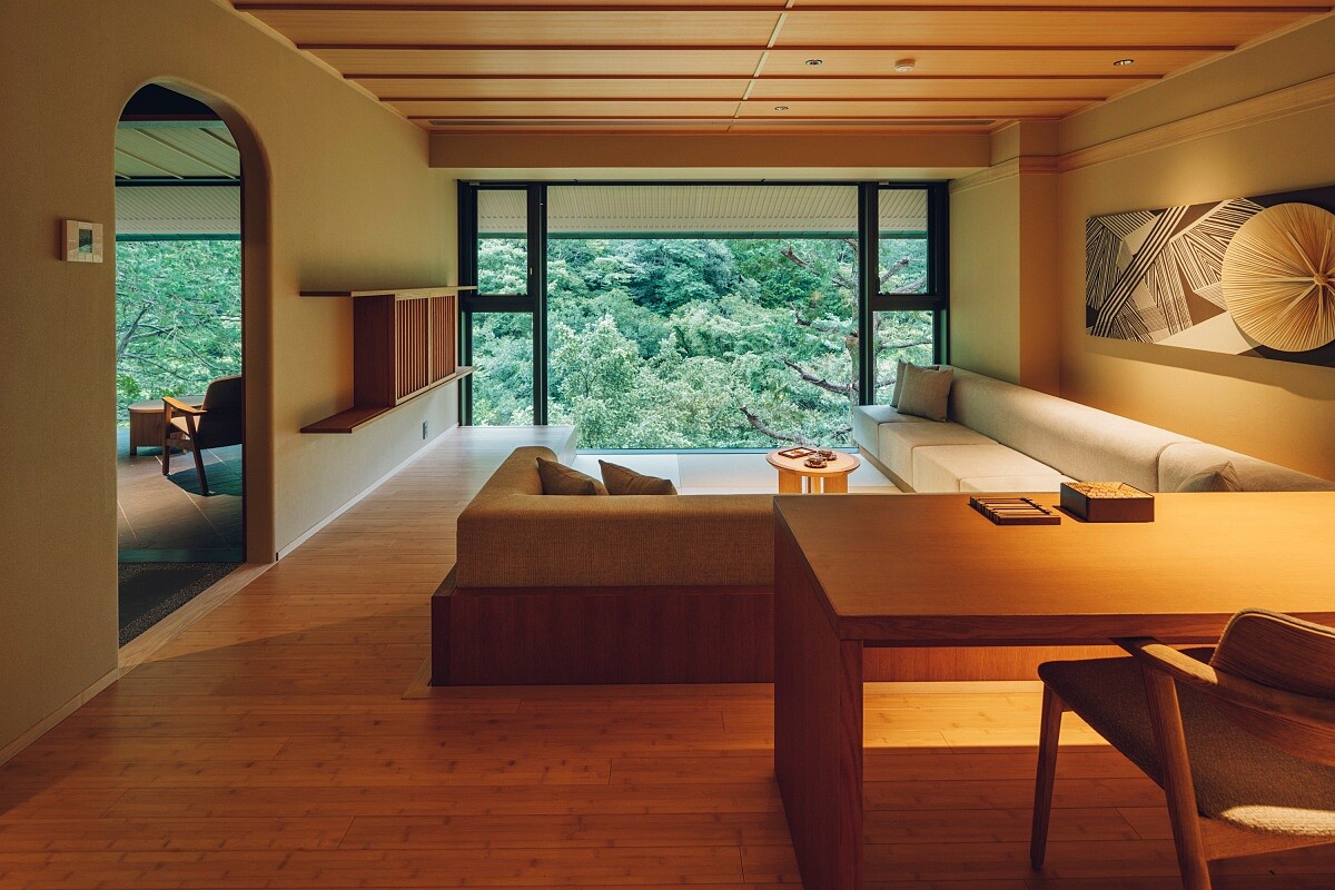 套房空間保留下大片面積的景觀窗景。