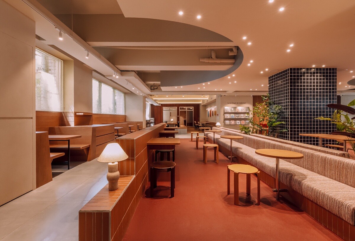 「慢區」設置有木質家具、柔光沙發與書香環繞的閱讀區。