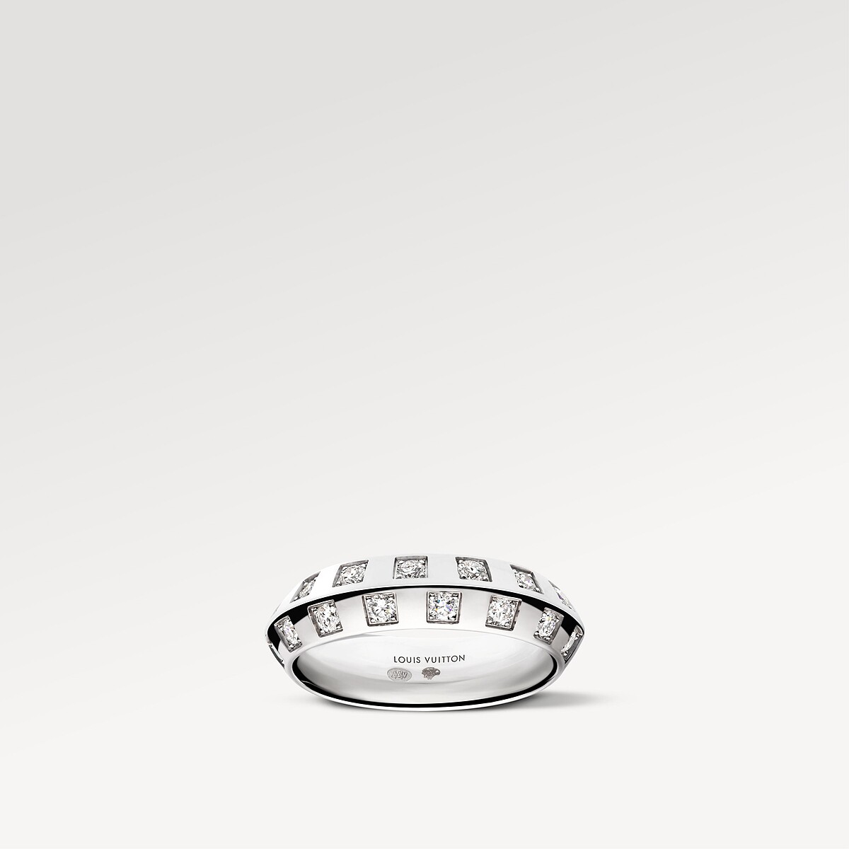 【鳳小岳】Le Damier de Louis Vuitton 戒指 - 配白K金及鑽石，5.5毫米，26顆鑽石，約重0.6克拉 $250,000