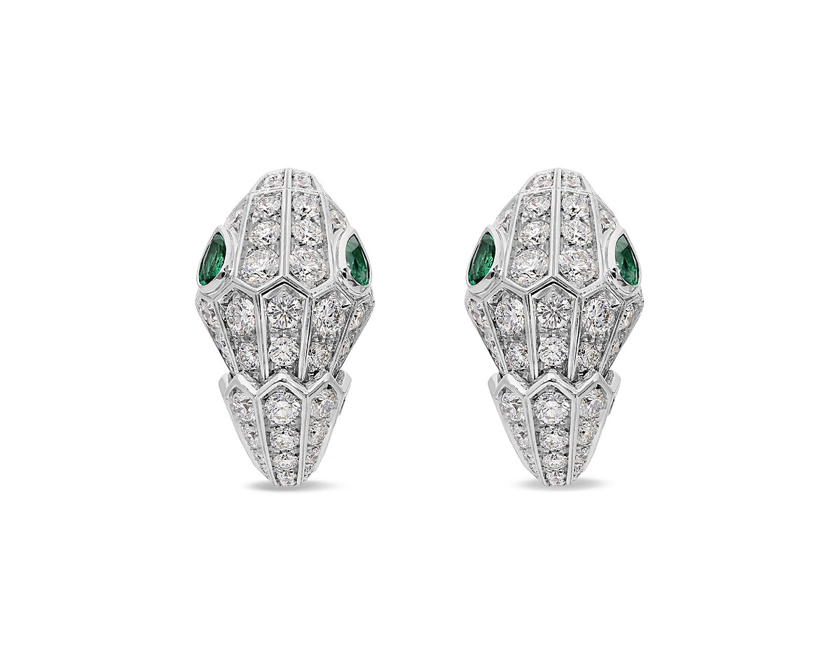 BVLGARI SERPENTI系列 祖母綠與鑽石耳環 白K金耳環，鑲嵌4顆梨形切割祖母綠(總重約0.51克拉)與228顆圓形密鑲鑽石(總重約3.11克拉)。
