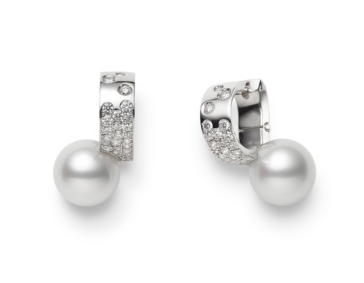 （紅毯）Universe Elements 針式耳環 18K白金鑲嵌鑽石，搭配南洋白珍珠 參考價格NT$ 354,000