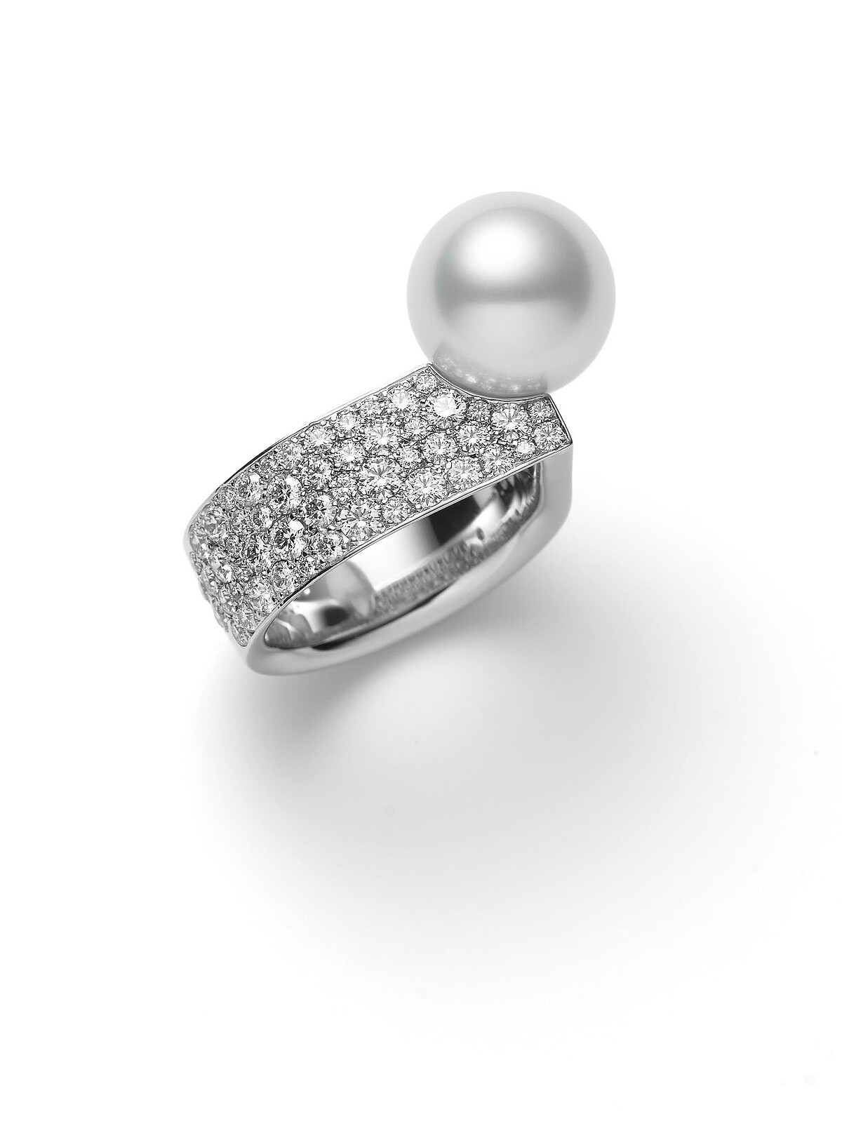 （紅毯）Universe Elements 珍珠鑽石戒指 18K白金鑲嵌鑽石，搭配南洋白珍珠 參考價格NT$ 336,000