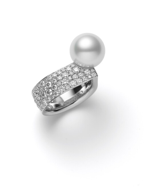 （紅毯）Universe Elements 珍珠鑽石戒指 18K白金鑲嵌鑽石，搭配南洋白珍珠 參考價格NT$ 336,000