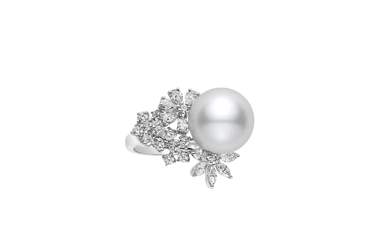 （典禮）MIKIMOTO南洋珍珠鑽石戒指 18K白金鑲嵌鑽石，搭配南洋白珍珠 參考價格NT$ 1,000,000